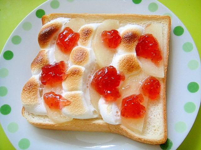 苺ジャム乗せ☆梨とマシュマロのトースト