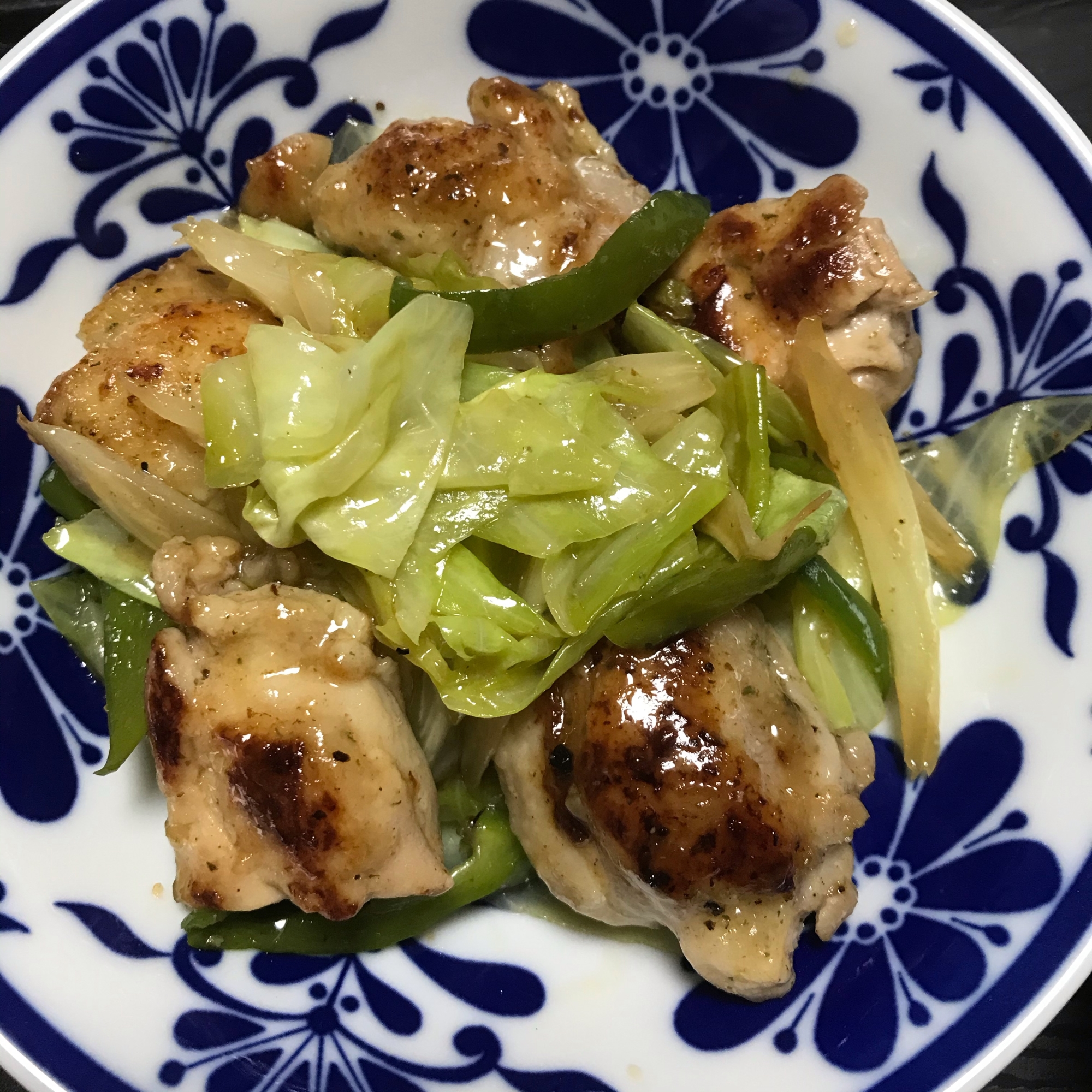 鳥もも肉とキャベツのハーブソルト炒め