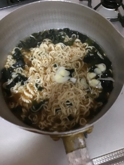 インスタントラーメンで　ねぎわかめラーメン♪