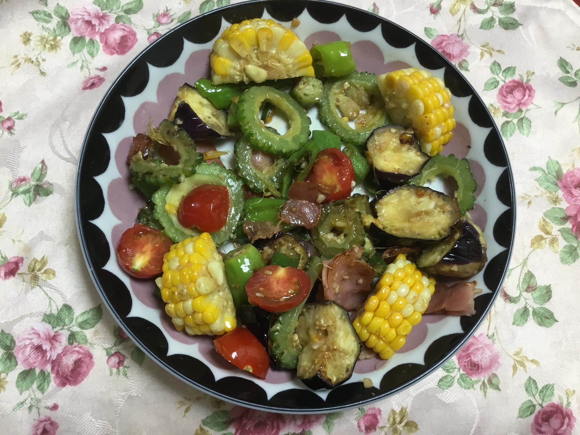 とうもろこしとゴーヤとなすとトマトの夏野菜炒め