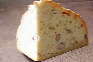 イースト少なめで作った豆入りのパン