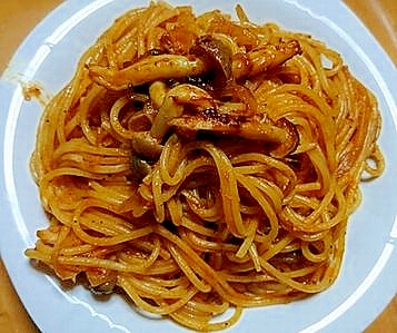 ツナとしめじと玉ねぎのガーリックケチャップパスタ