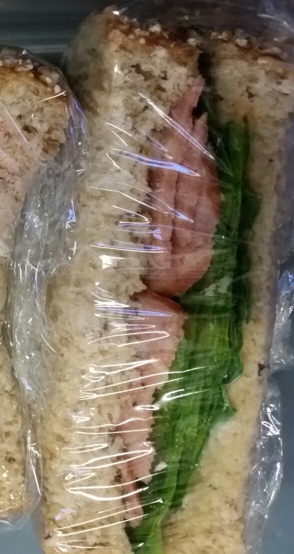 焼き豚とほうれん草のサンドイッチ