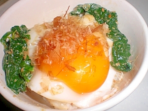 卵とほうれん草のマヨ醤油丼