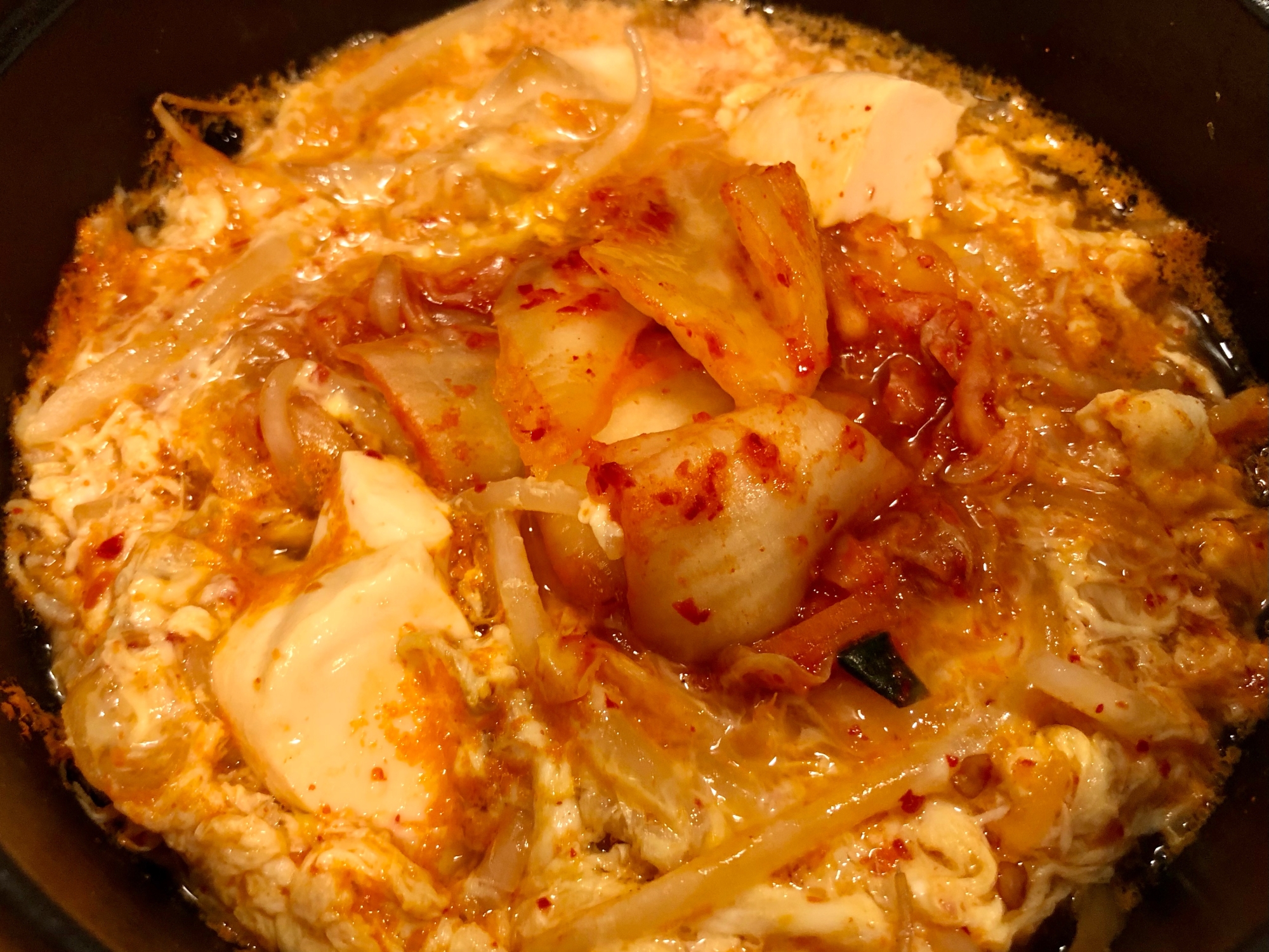 簡単副菜♫キムチともやしと豆腐のスープ風旨辛卵とじ