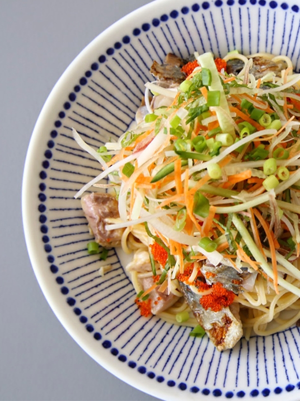 皿に盛り付けられたアジと香味野菜の冷製パスタ