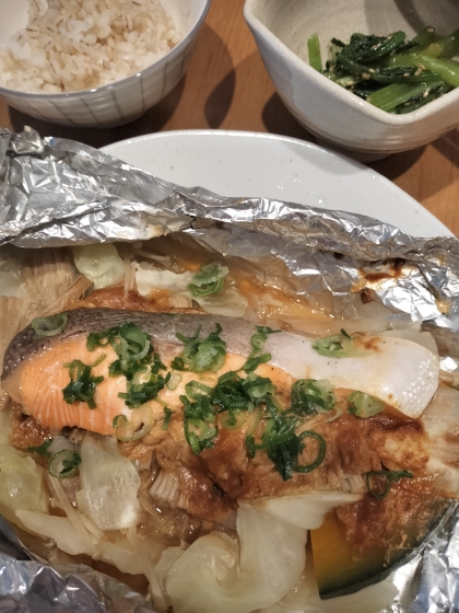 鮭のホイル焼き☆新玉ねぎとしめじ入り
