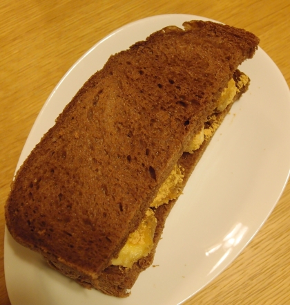 HBで焼いたココア食パンで、黄粉とバナナのサンドイッチを作りました
美味しかったです
ご馳走様でした