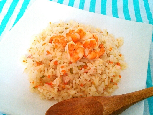 海老が少なくても大丈夫!カニカマ入り海老ピラフ♡