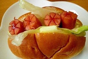 今日のパン！　「お花ウインナーのバターロール」