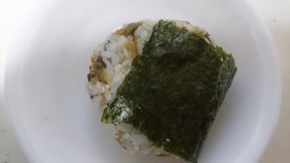 サラダチキンと高菜漬けとすりごまの海苔巻きおにぎり