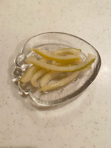レモンの皮を捨てるのが勿体なくて、良いレシピは無いかと探していました。簡単に美味しいレモンピールが作れて満足です！