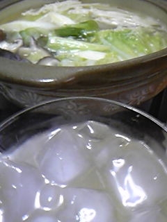 昨日は今季初のお鍋にしました♪
チラ～っと見えるでしょ(*^^)v　福岡名物「水炊き」よ☆
お鍋にも合うから嬉しいなぁ～ごちです。
