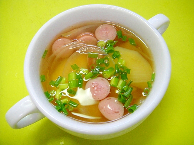 じゃがいもとウインナー玉ねぎのコンソメ醤油スープ