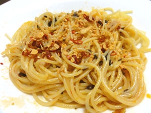 和風のパスタが無性に食べたくなり、冷蔵庫の高菜とめんつゆを使って。じんわりと旨みがしみわたる、おいしいパスタができました♪　ごちそうさまでした！