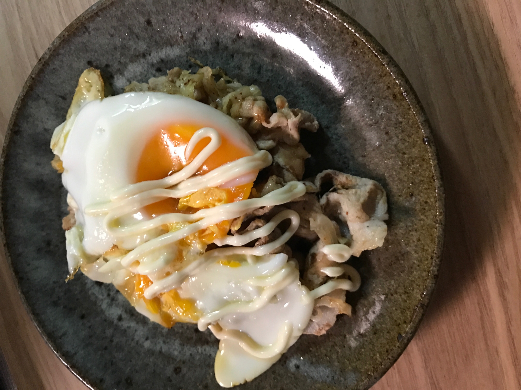 豚肉とキャベツの削り粉炒め目玉焼きのせ