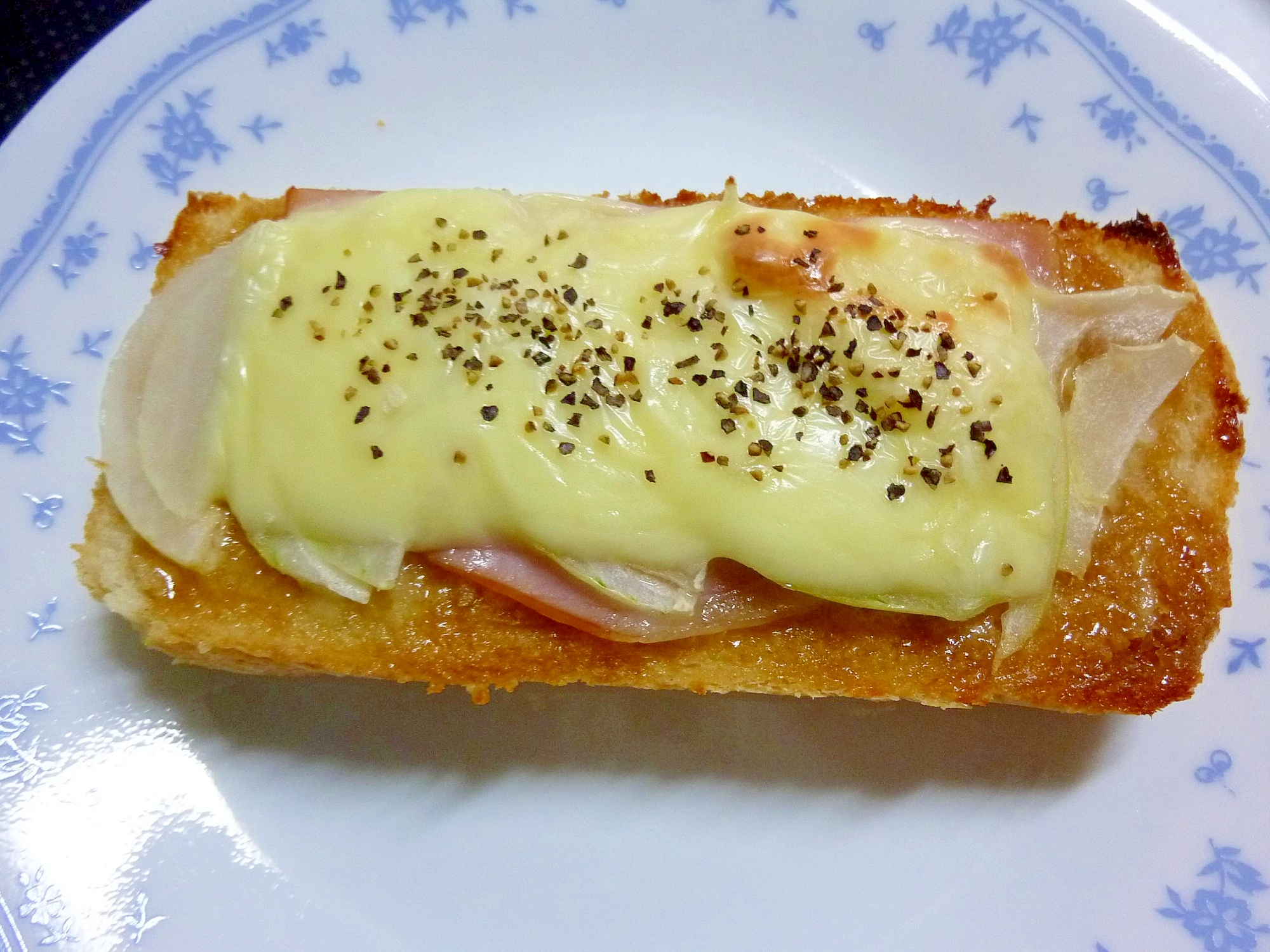 ☆オイマヨで♪　ハムと玉ねぎのチーズトースト☆