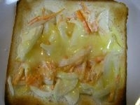 朝食に(/・ω・)/人参玉ねぎのチーズトースト☆