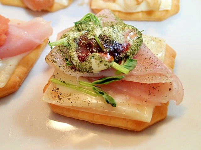 デミ/マヨで　チーズと生ハムと豆苗の焼きクラッカー