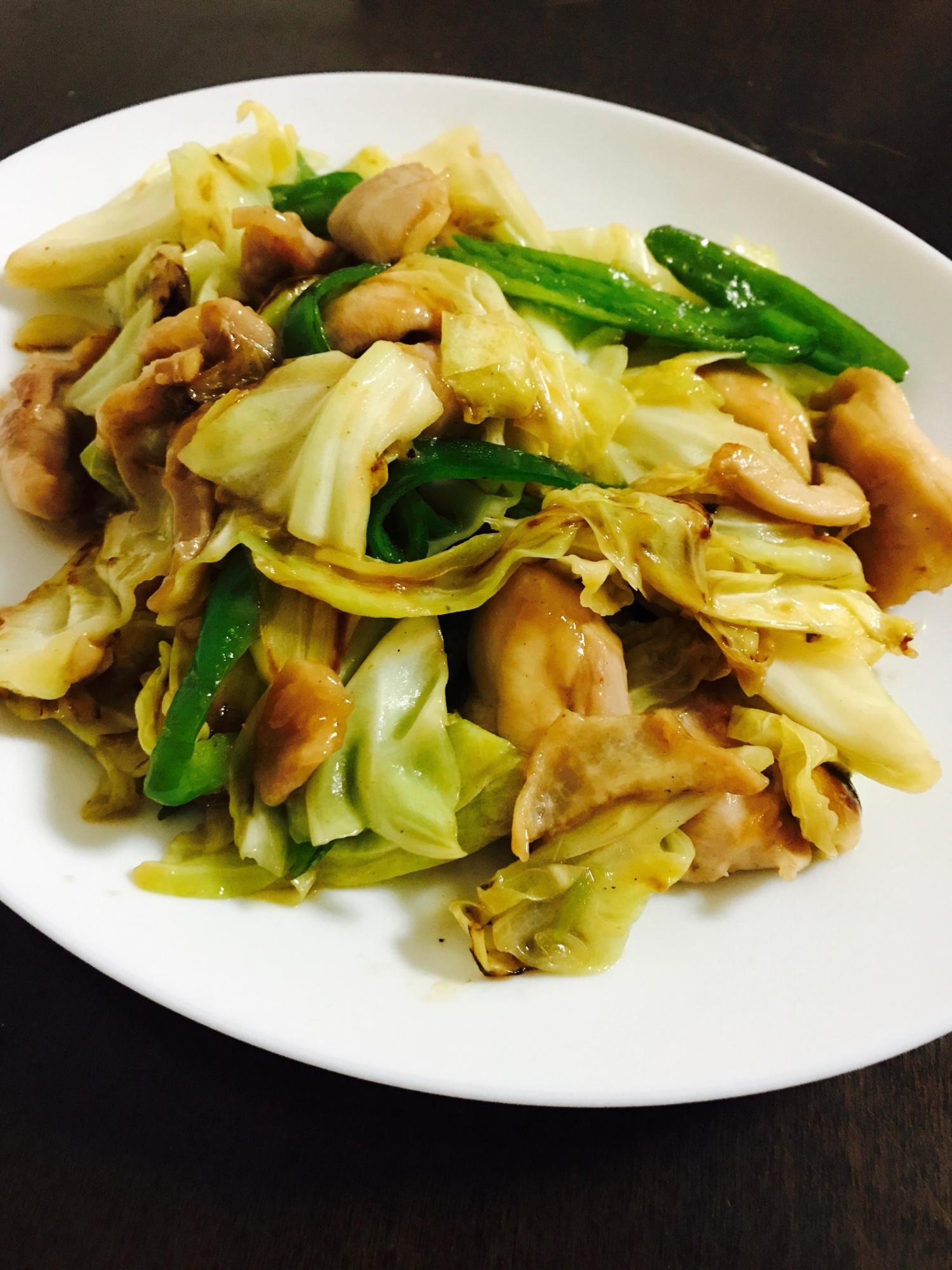 白い皿に盛り付けた、簡単めんつゆ野菜炒め