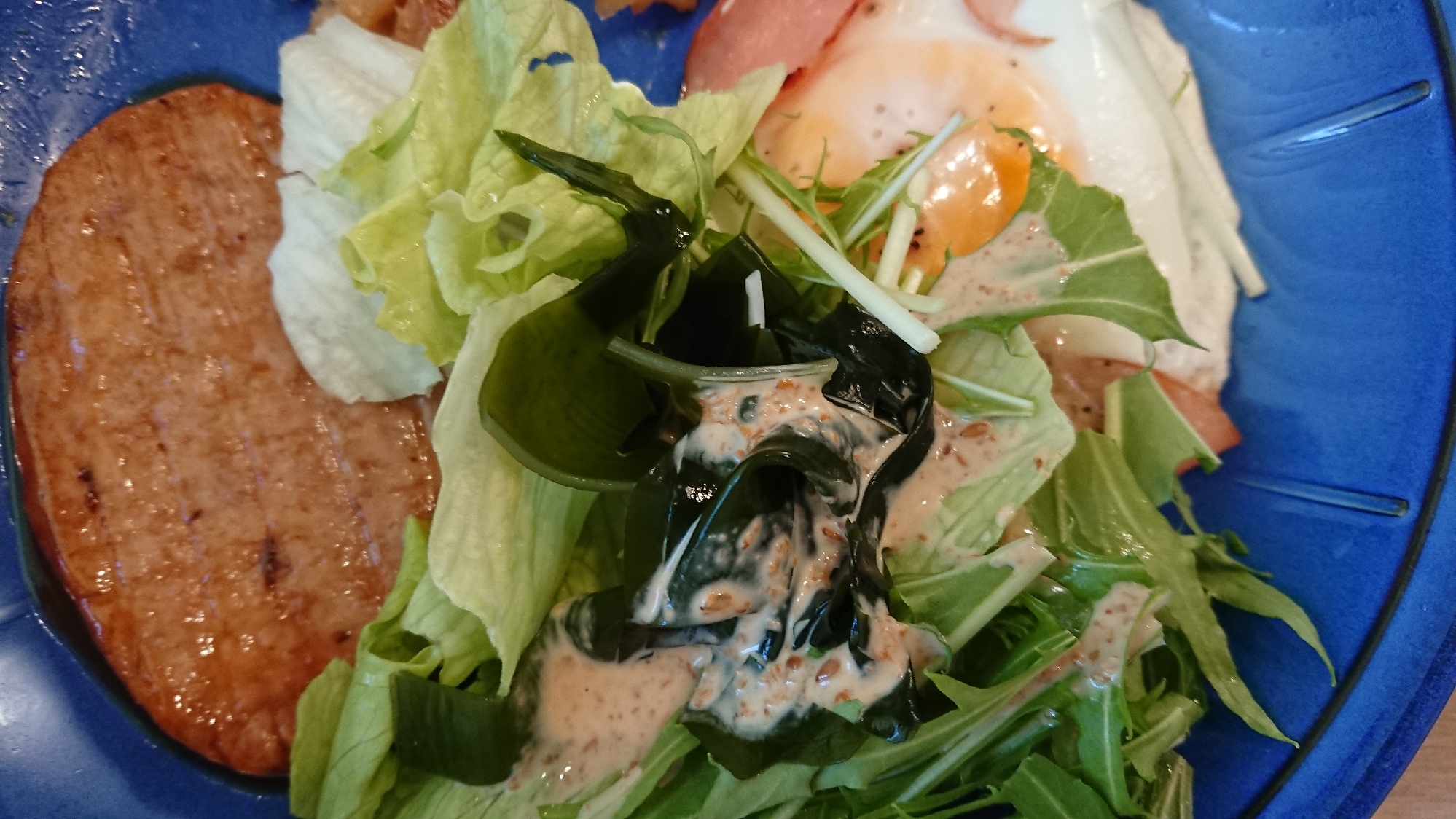 朝食プレート ハムエッグとワカメサラダ