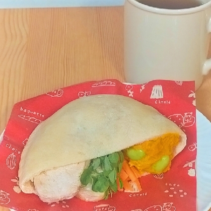 クロワッサンがないのでピタパンを作ってサラダチキンと野菜をサンドしてみました(⁠.⁠ ⁠❛⁠ ⁠ᴗ⁠ ⁠❛⁠.⁠)sweetさんの朝食 ずいぶん おしゃれですね