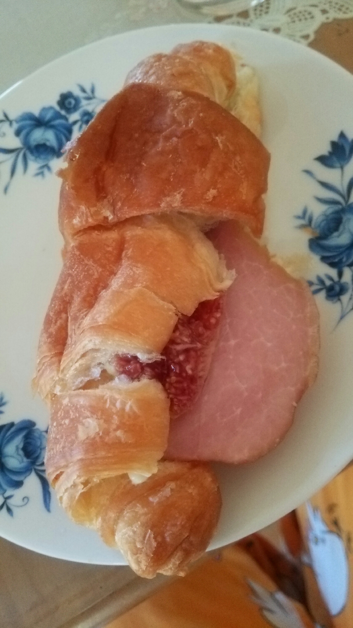 皿に盛られた、ハムといちじくのクロワッサンサンド