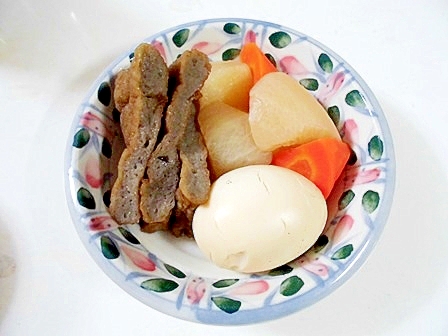いわしの天ぷらとゆで卵と大根とにんじんの煮物