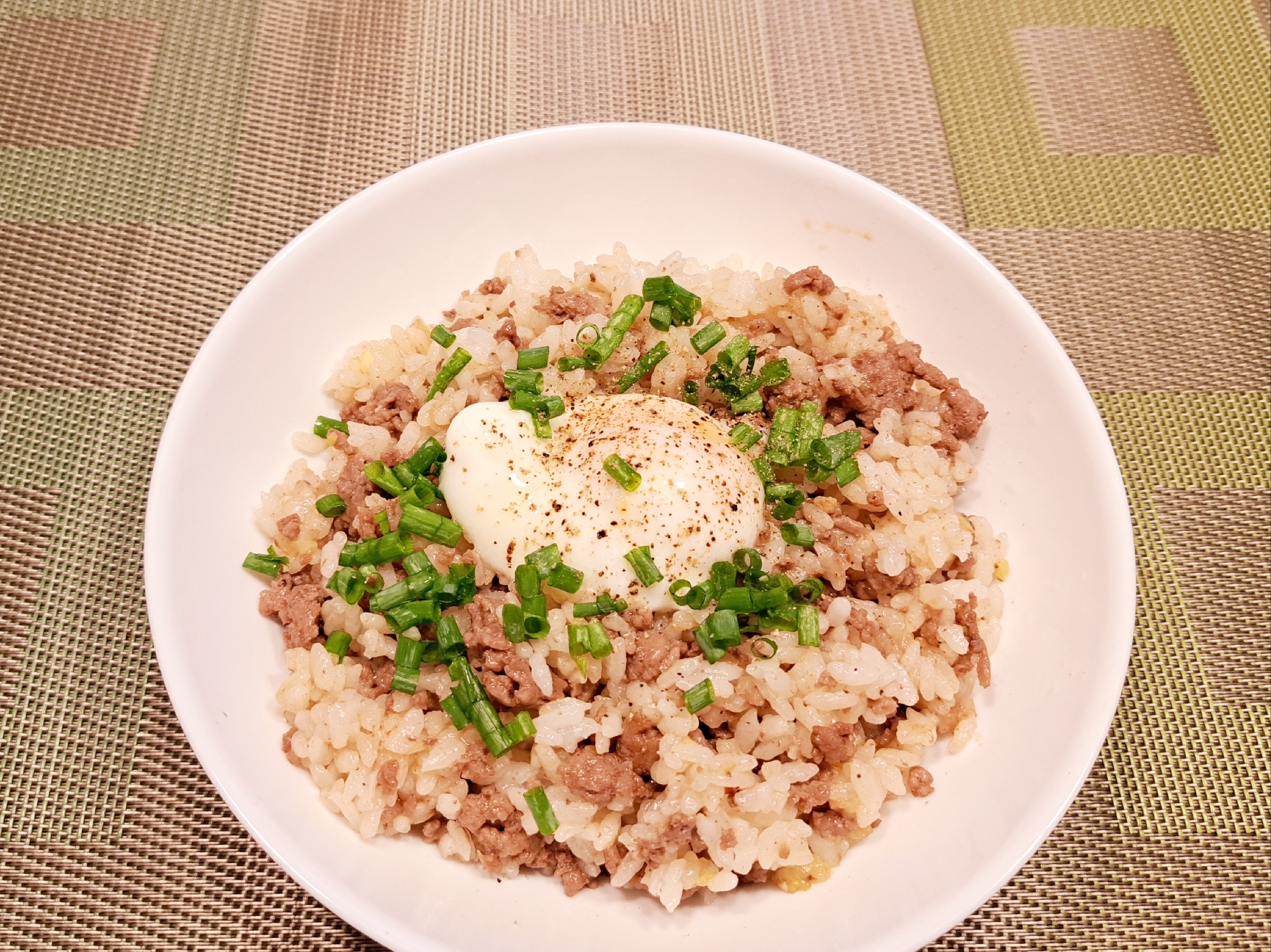 牛ひき肉のチャーハン 温泉卵添え