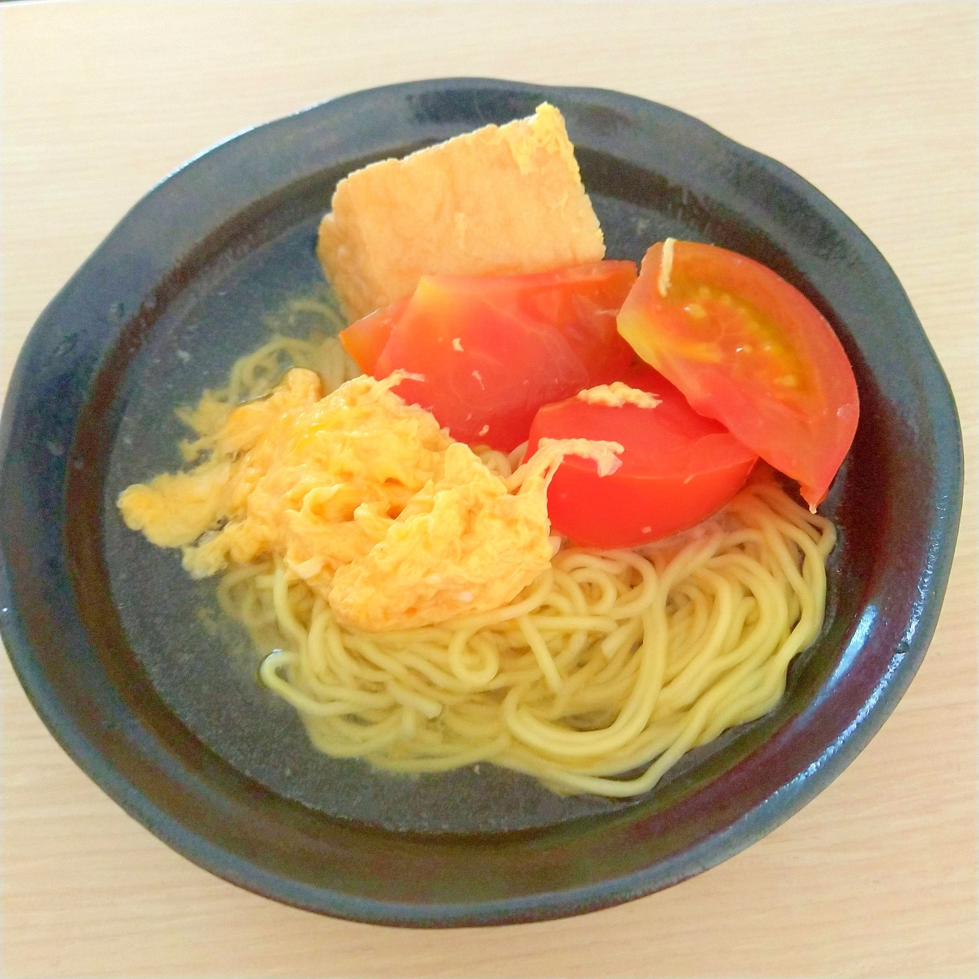 トマトと厚揚げとふわふわ卵のインスタントラーメン