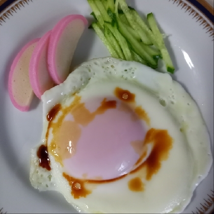 目玉焼きのお皿（野菜、かまぼこ）