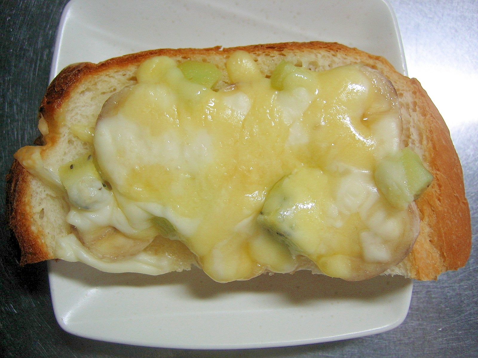 バナナ＆キウイのメープルシロップかけチーズトースト