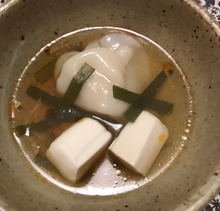 水餃子とニラ、絹豆腐のラー油スープ