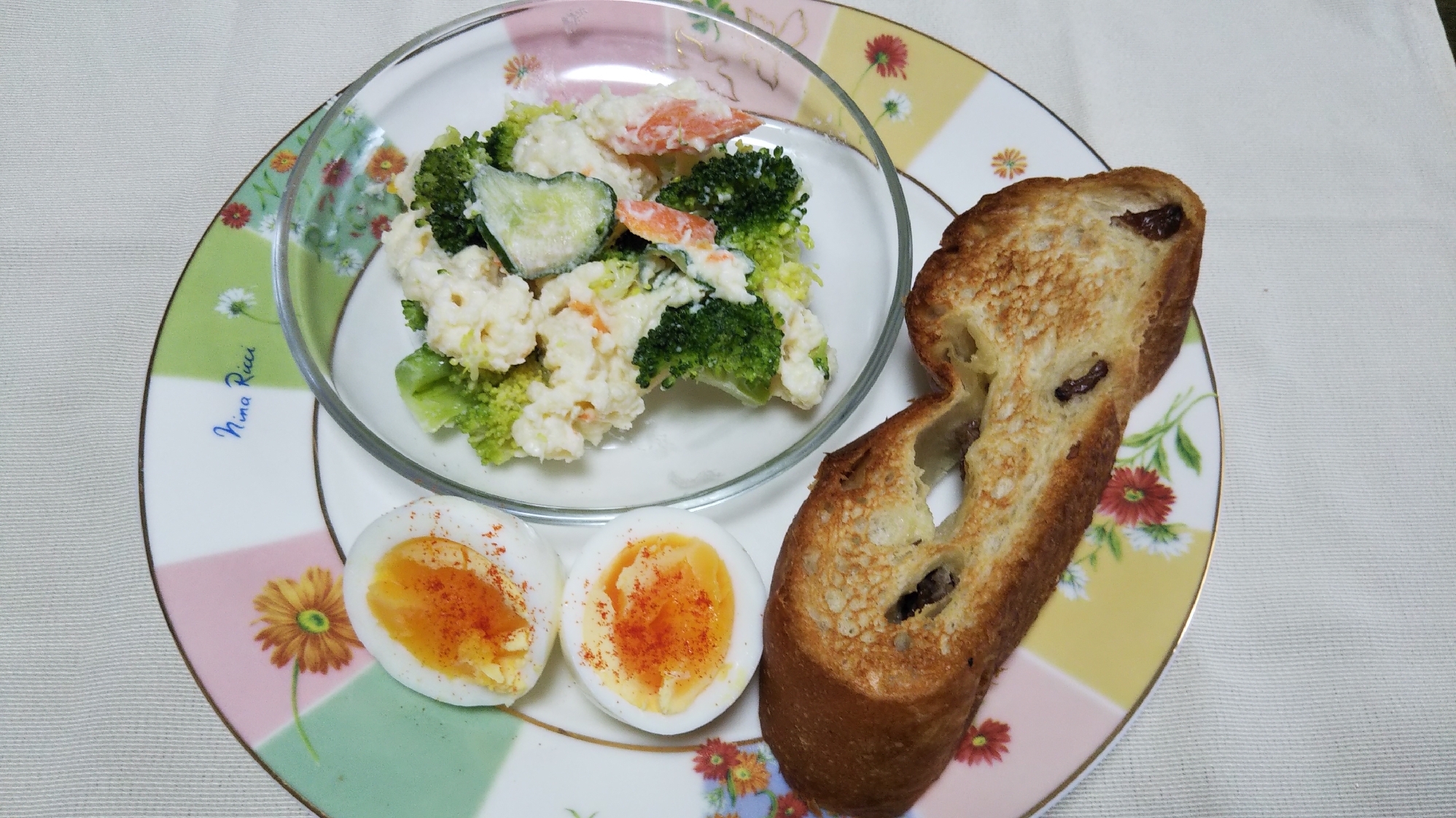 ポテサラブロッコリー和えとトーストと茹で卵の朝食☆