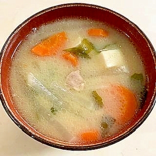 大根・人参・豆腐・わかめ・豚肉の味噌汁