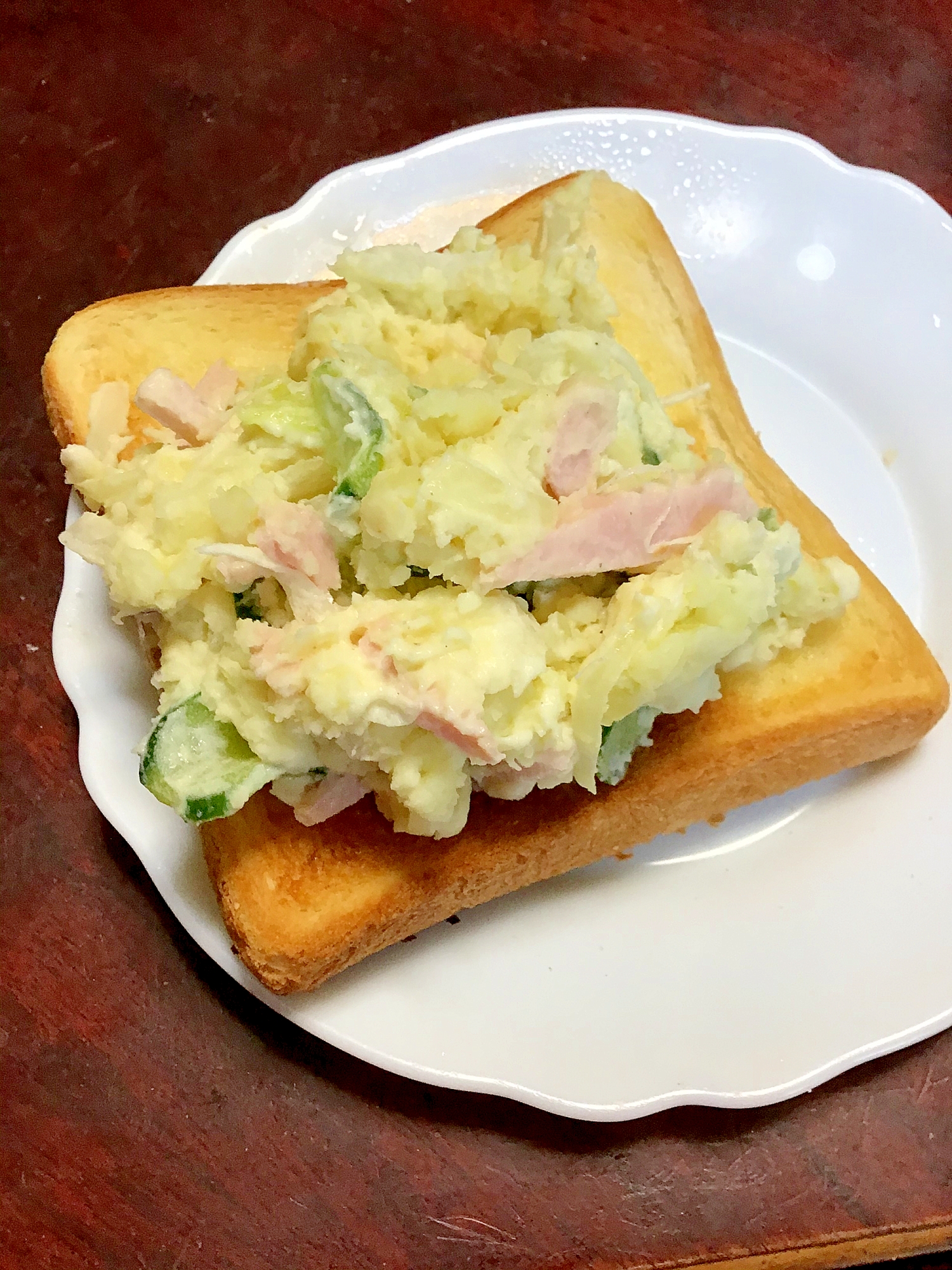 ホワイトハムと玉葱と胡瓜のポテトサラダパン。