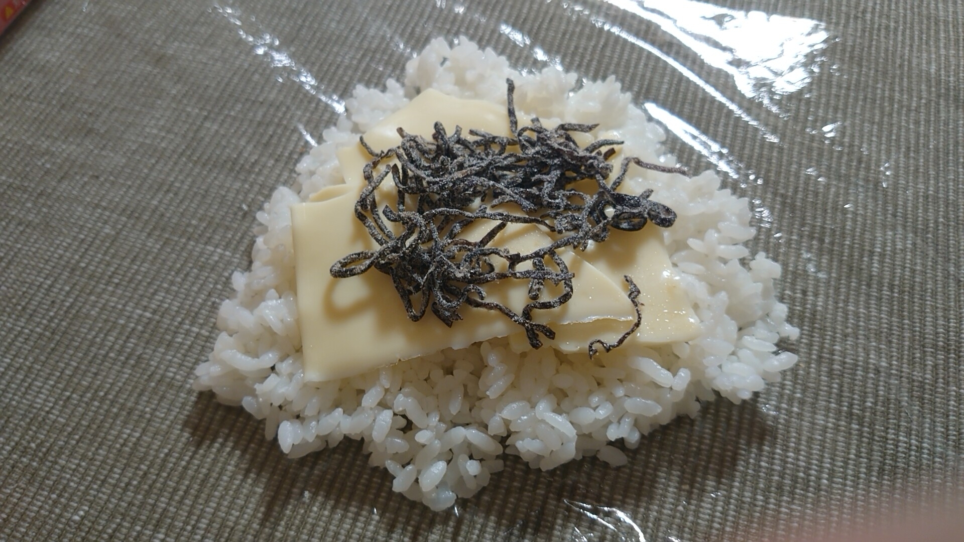 塩昆布とチーズのおにぎり