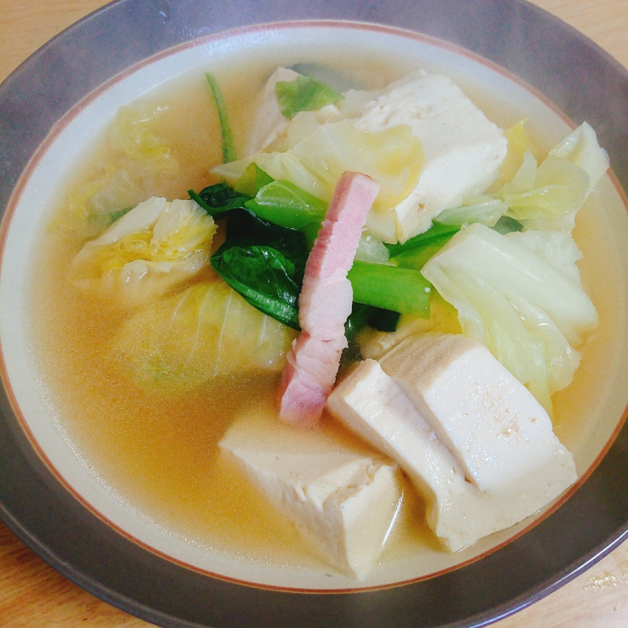 キャベツ 小松菜 豆腐 ベーコンのシャンタンスープ