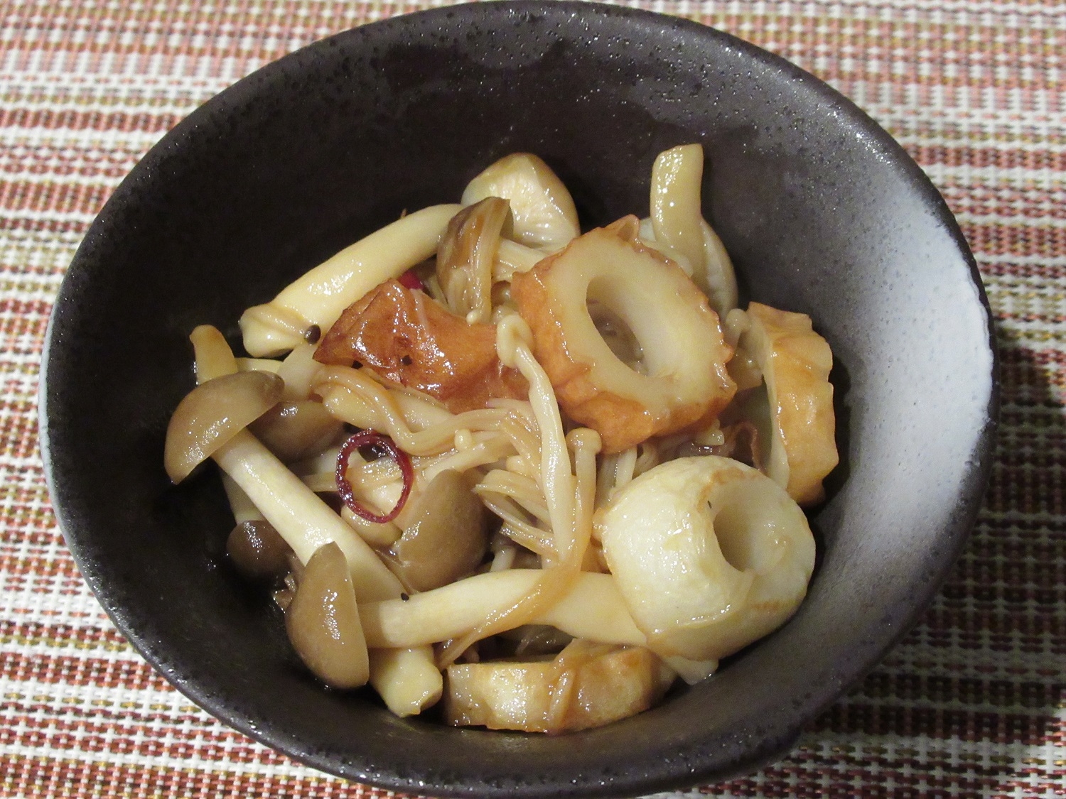 もう一品に!えのきとしめじのピリ辛炒め