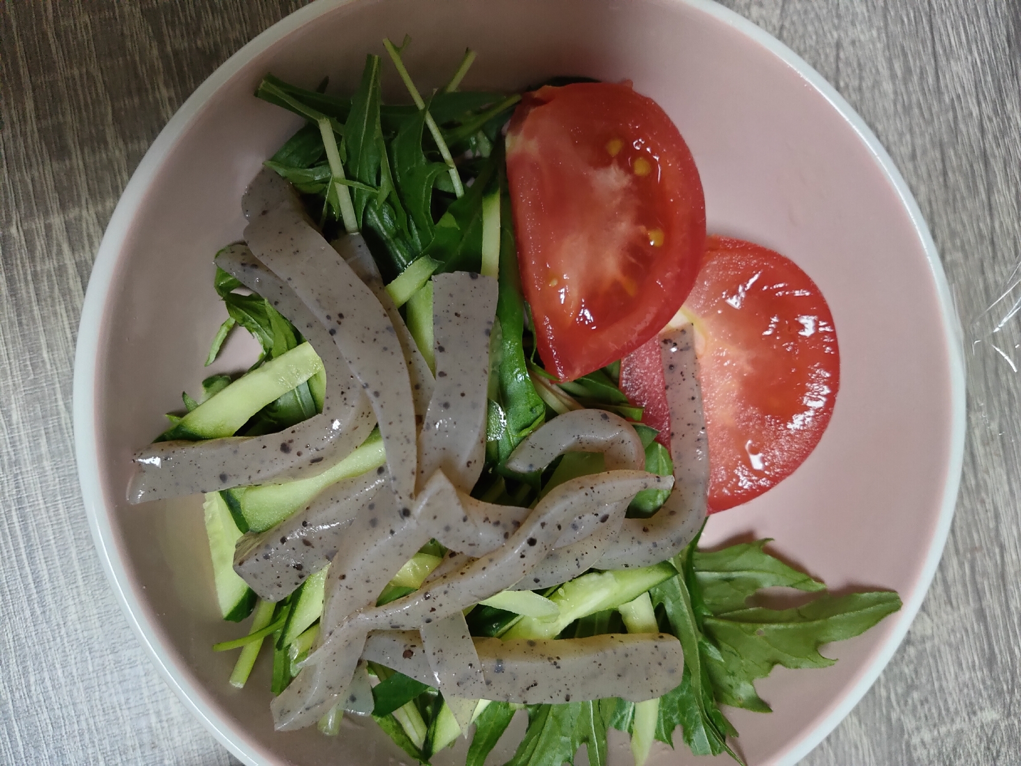 こんにゃくときゅうりと水菜のサラダ