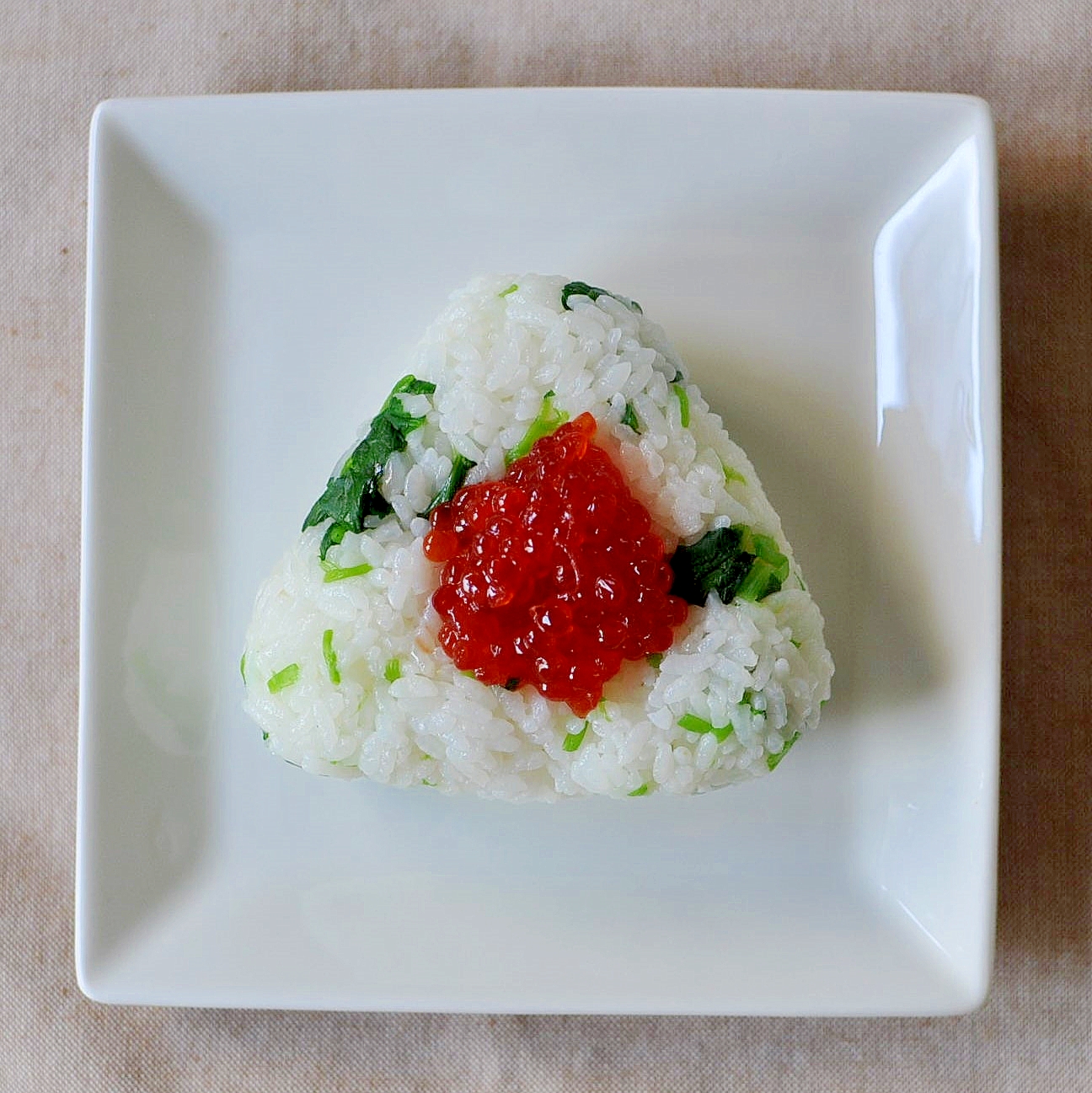 醤油漬け筋子と三つ葉のだしおにぎり