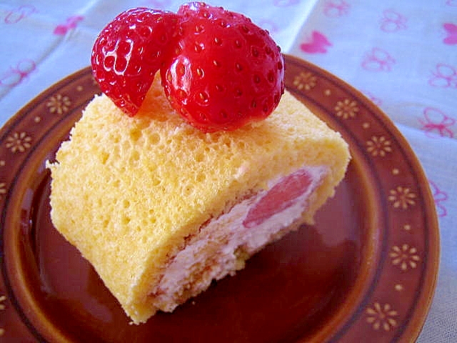 ふわふわ♪イチゴのフルーツロールケーキ♡