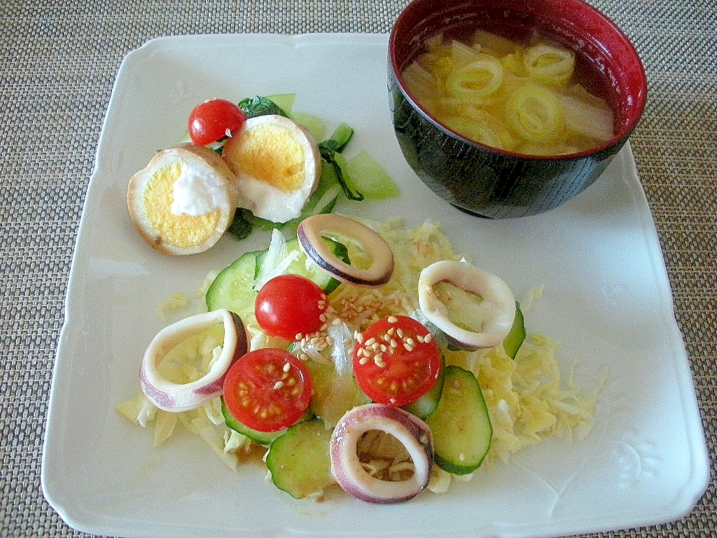 白菜とじゃが芋みそ汁＆卵チンゲン＆サラダワンプレ♪