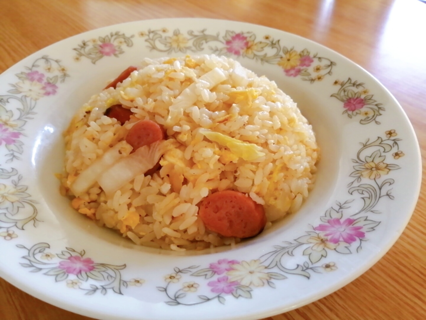 コンソメ味☆卵と白菜とウインナーの洋風炒飯