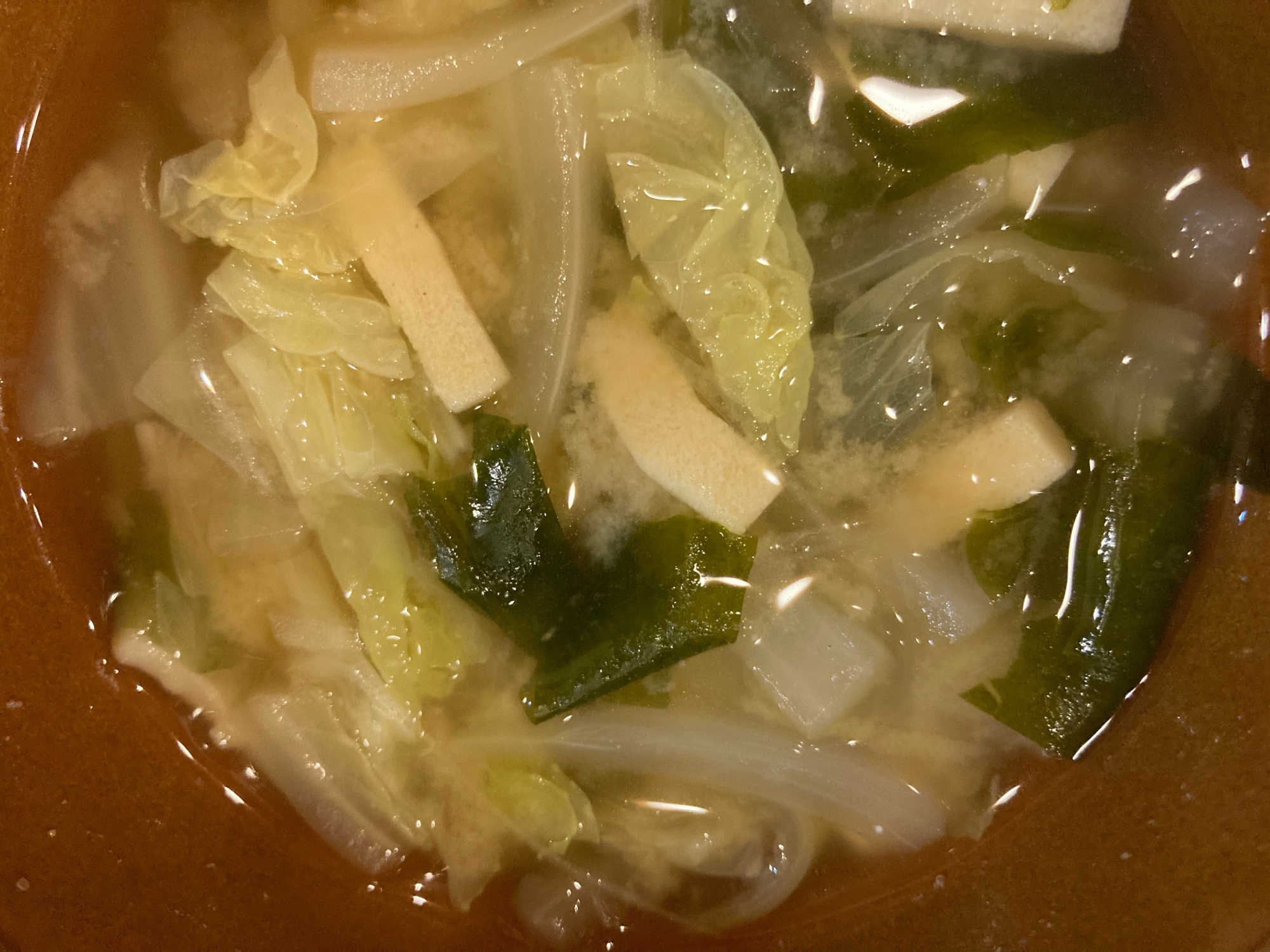 白菜とたまねぎとわかめと高野豆腐の味噌汁