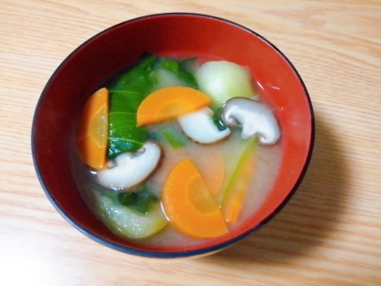 チンゲン菜と椎茸にんじんの味噌汁
