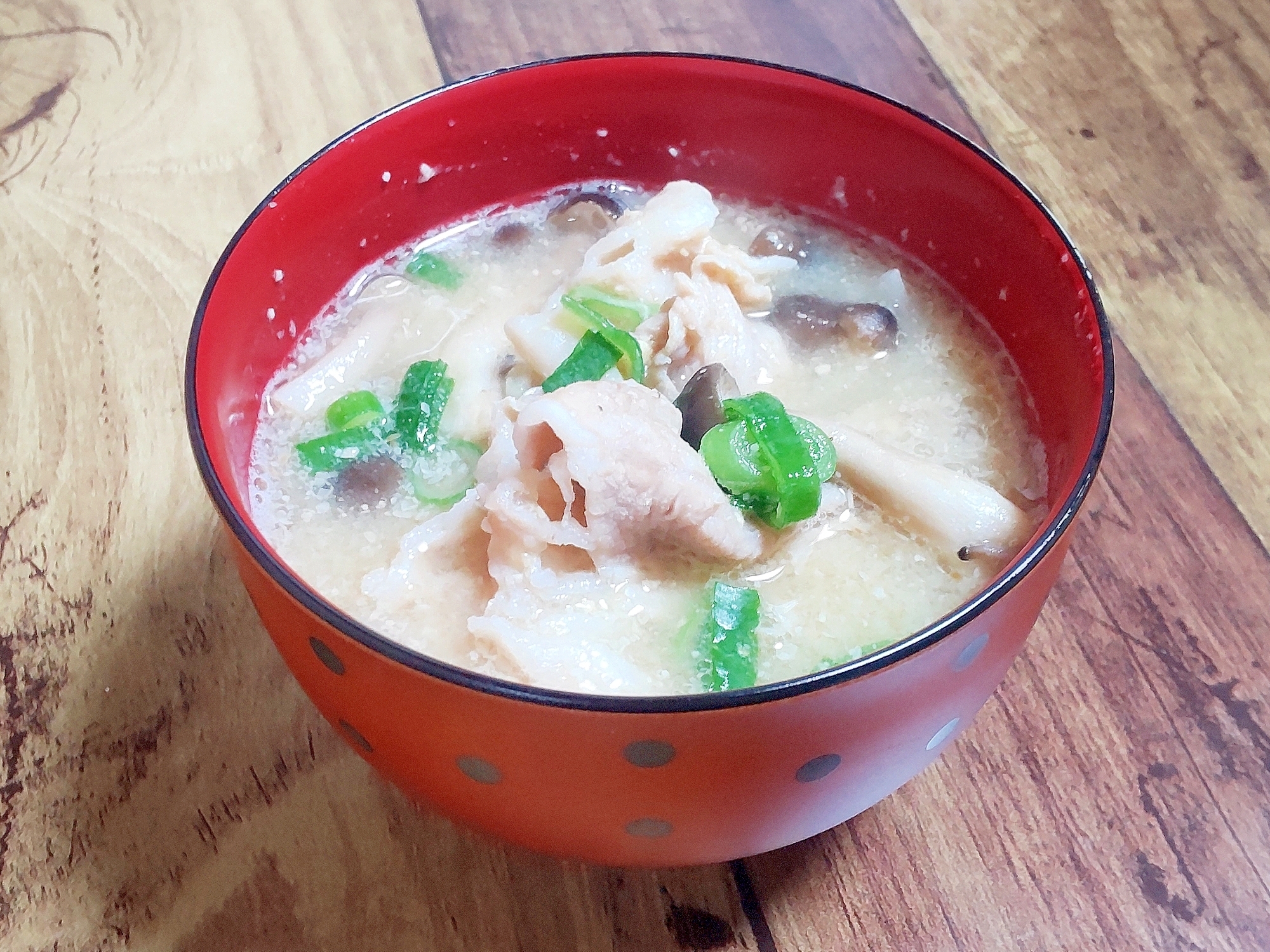 玉ねぎとしめじの胡麻豚汁