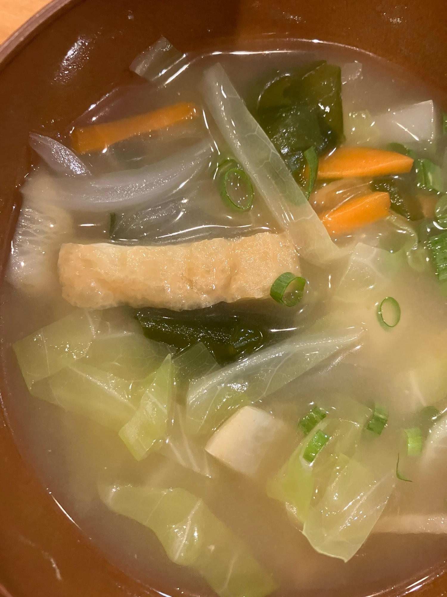 キャベツと玉ねぎとにんじんとわかめと油揚げの味噌汁