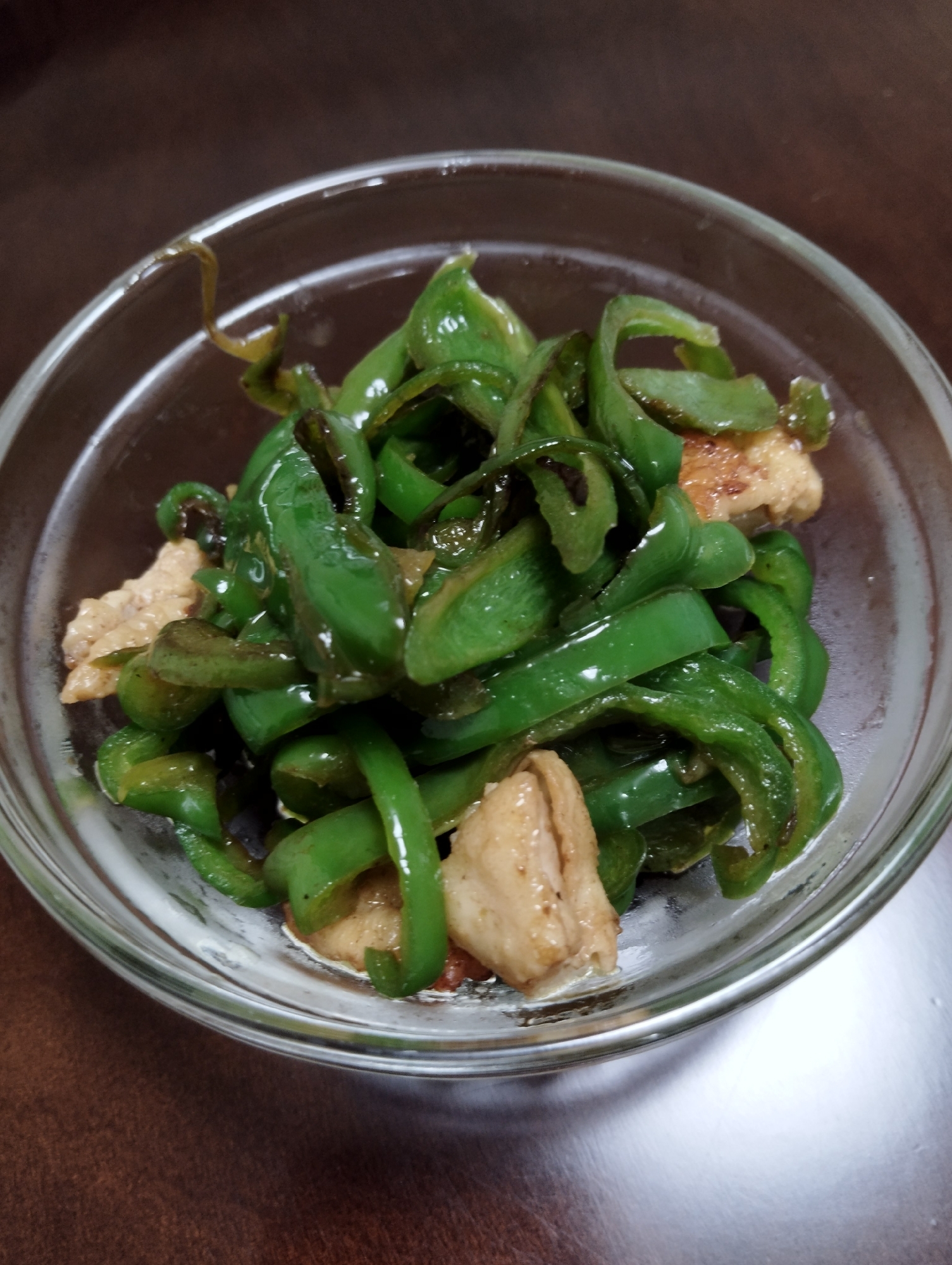 鶏皮とピーマンの簡単炒め