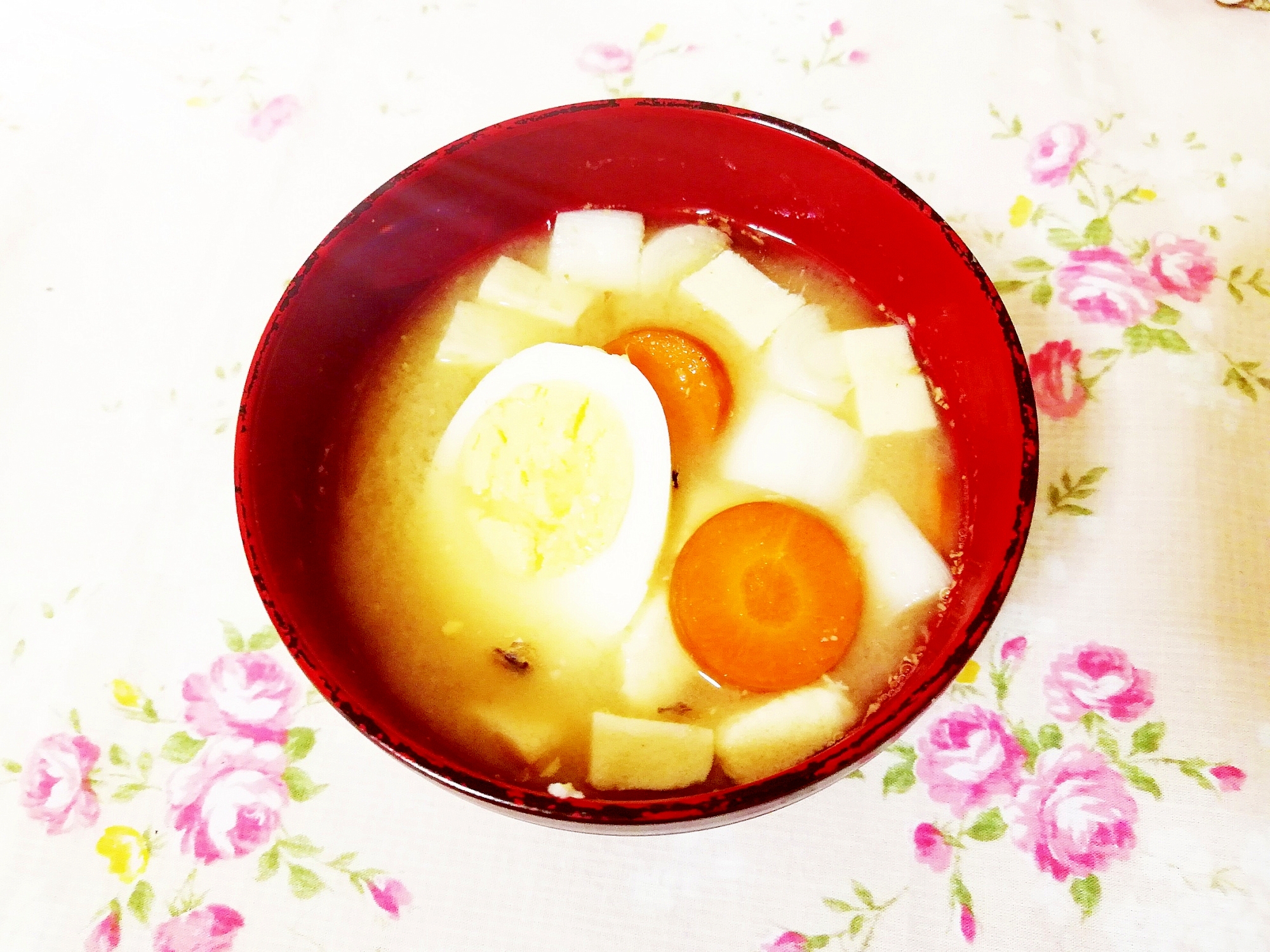 ゆで卵入り♪人参と高野豆腐のお味噌汁
